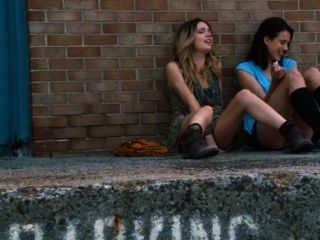 Margaret Qualley And Emily Meade In The Leftovers S01e01